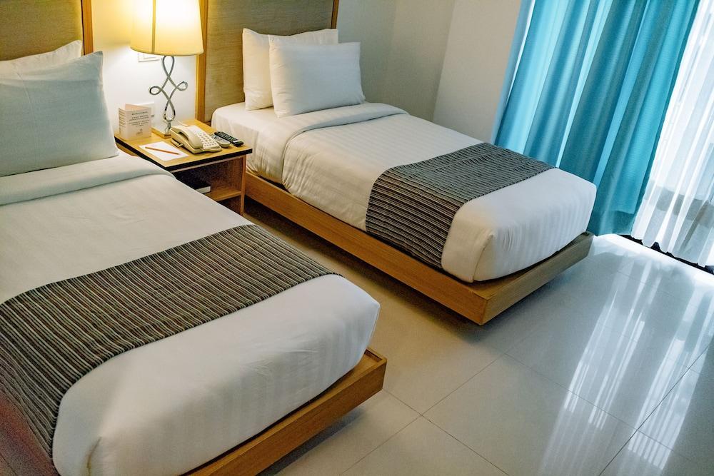 Crown Regency Courtyard Resort Balabag  Dış mekan fotoğraf