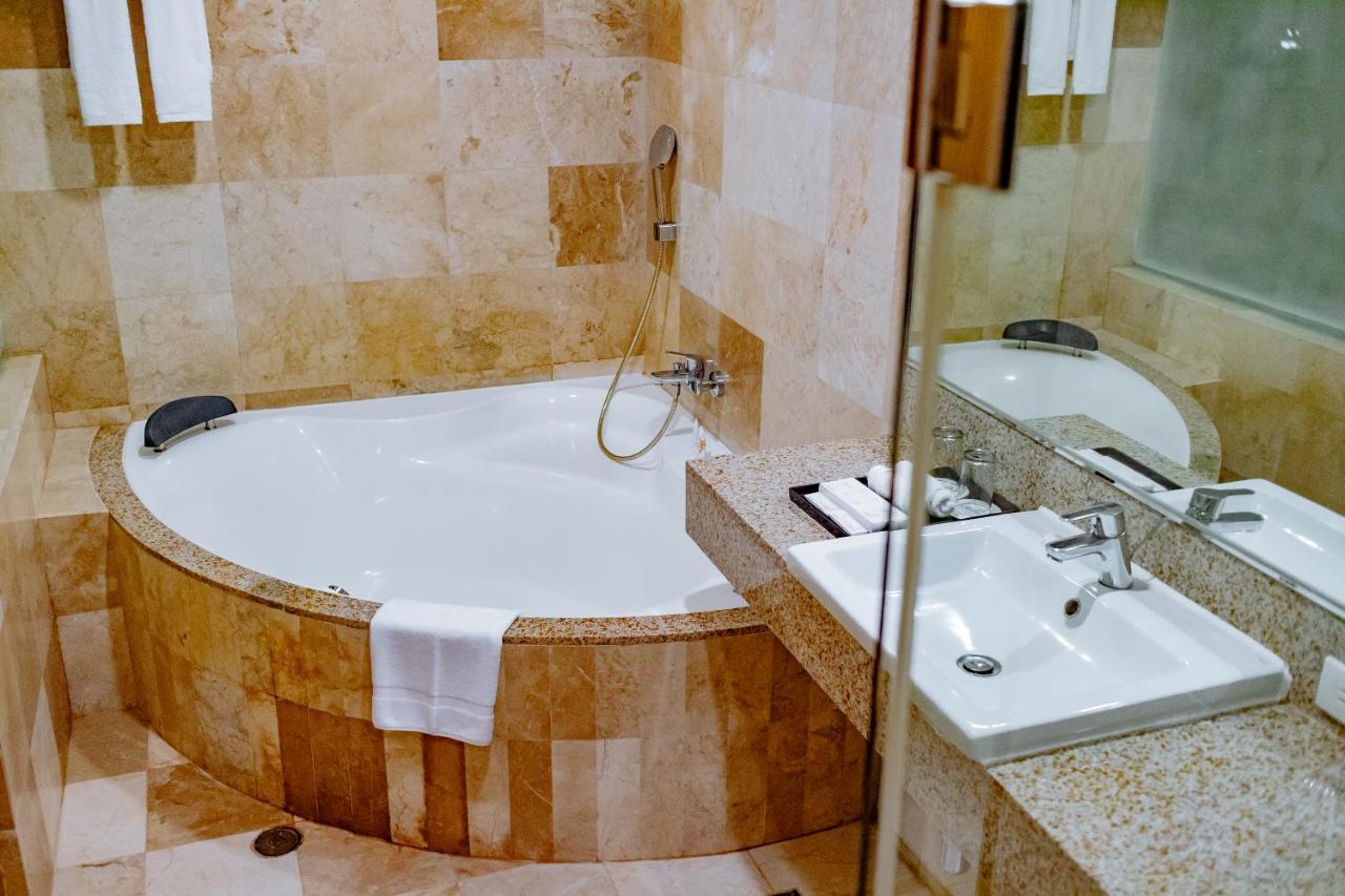 Crown Regency Courtyard Resort Balabag  Dış mekan fotoğraf