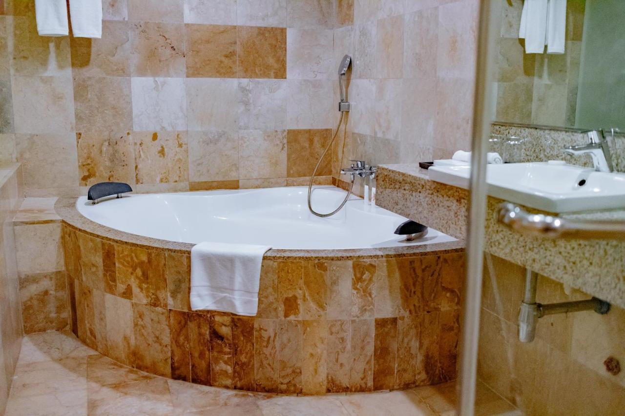 Crown Regency Courtyard Resort Balabag  Dış mekan fotoğraf