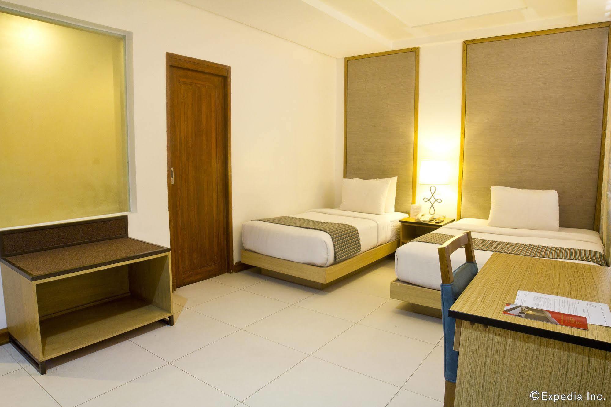 Crown Regency Courtyard Resort Balabag  Dış mekan fotoğraf