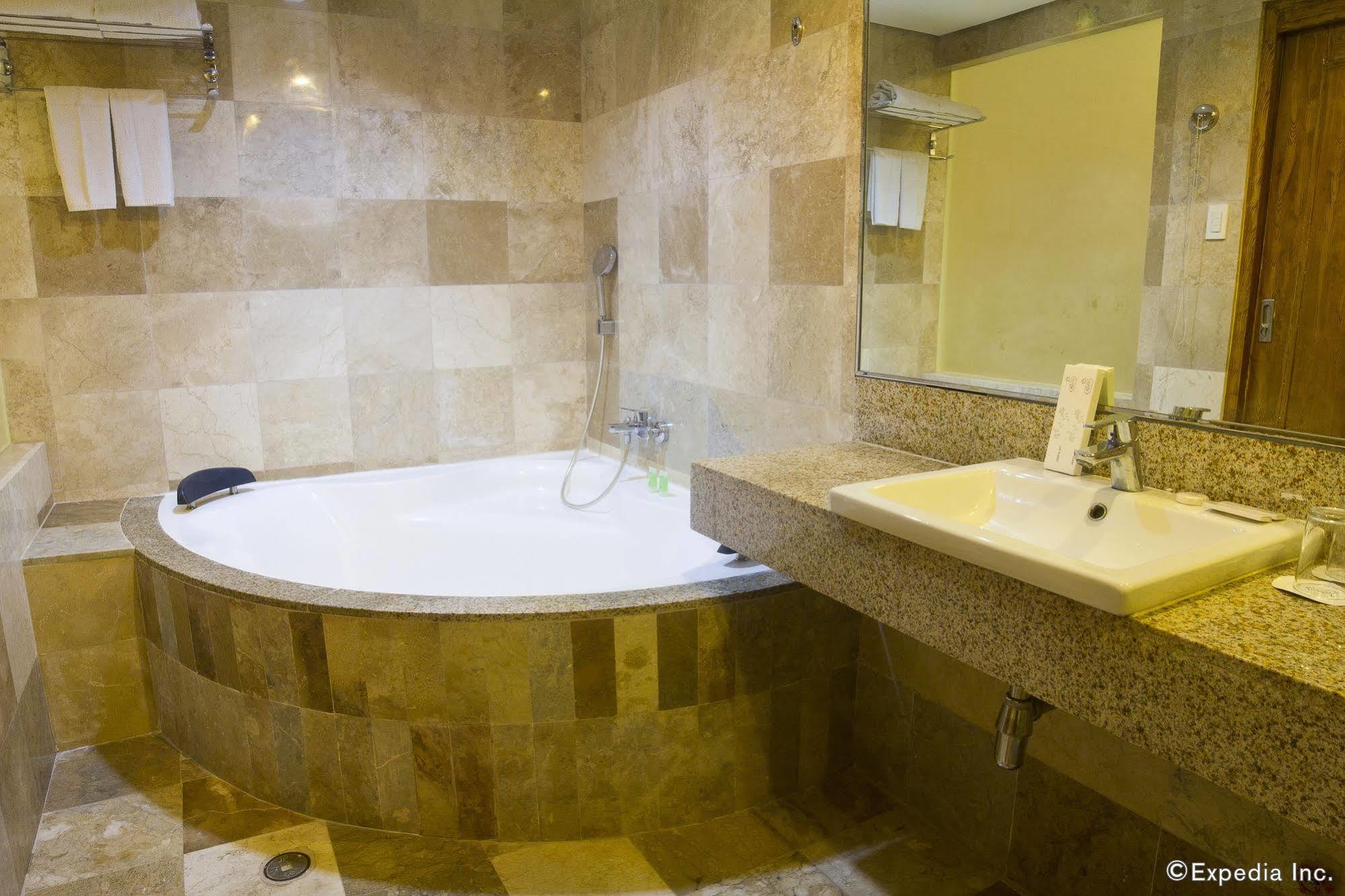 Crown Regency Courtyard Resort Balabag  Dış mekan fotoğraf