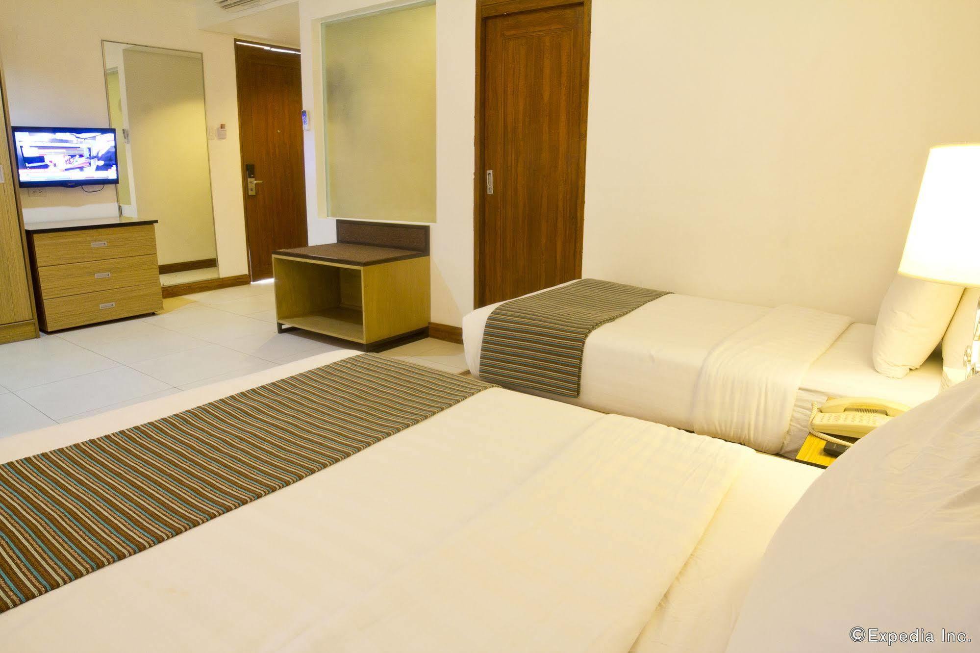 Crown Regency Courtyard Resort Balabag  Dış mekan fotoğraf