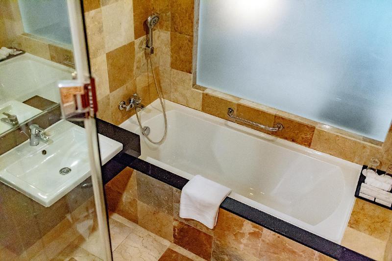 Crown Regency Courtyard Resort Balabag  Dış mekan fotoğraf